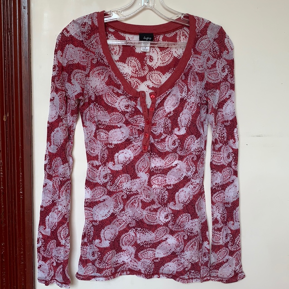 Cute Henley Tee. Great condition. No flaws.